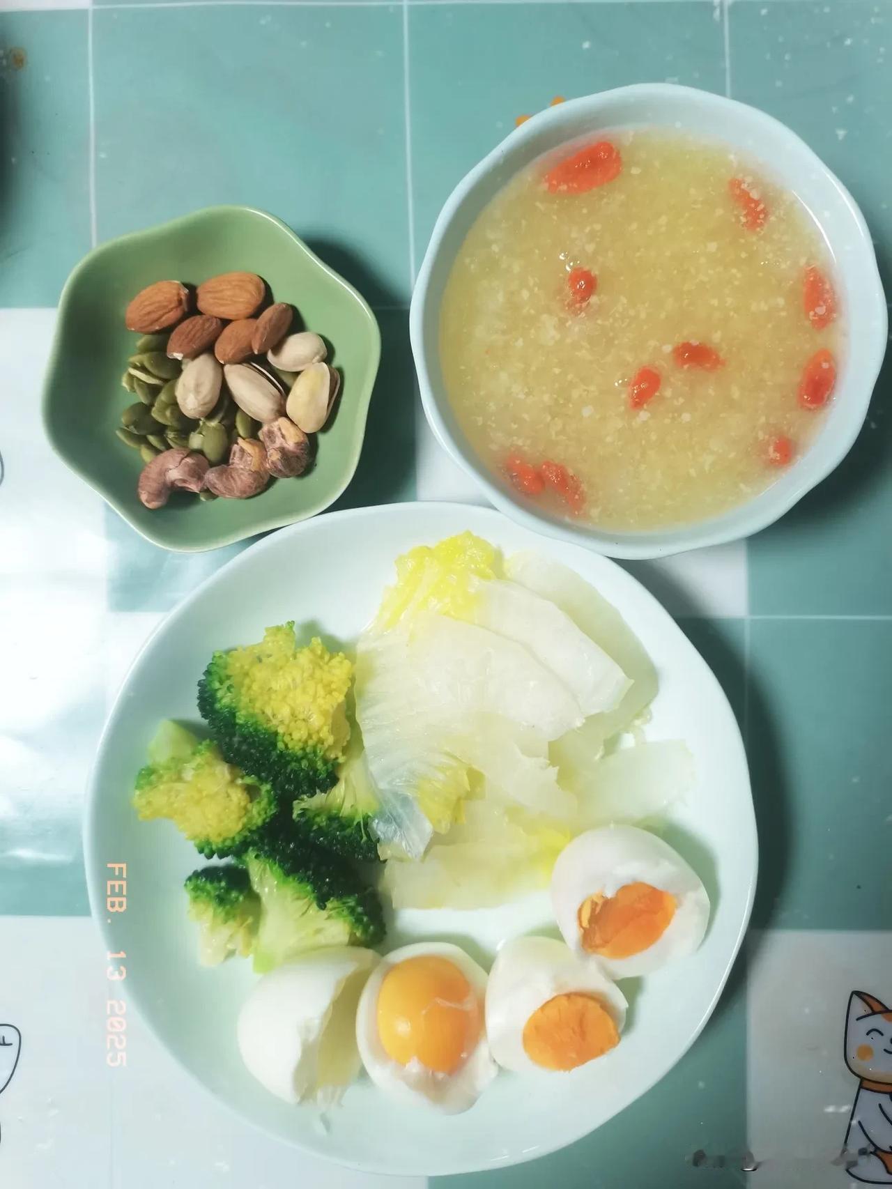 春风送暖之中年女性减脂早餐日记
主食：小麦胚芽
蛋白质：鸡蛋
蔬菜坚果：西兰花、