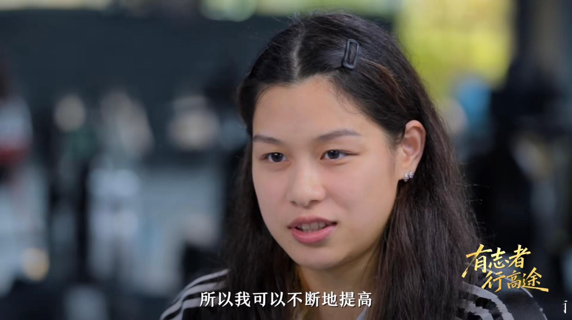 余依婷称想成为传奇游泳运动员从曾经畏惧水的小女孩，到如今泳池中的璀璨之星，余依婷
