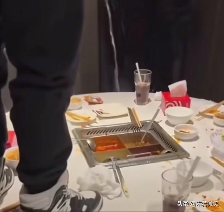 这下不得瑟了吧！2名17岁的少年因向火锅里小便，赔偿“海底捞”220万元！

其