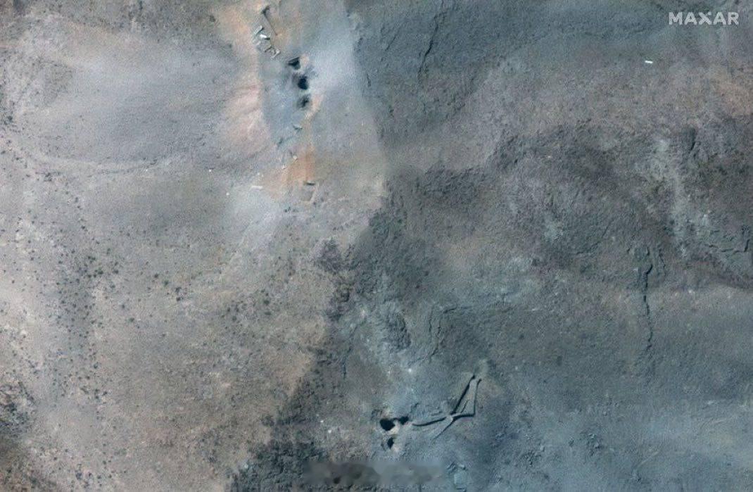 卫星地图显示美军空袭福尔多核设施后留下的六个洞口美国袭击伊朗核设施伊朗向以色列发