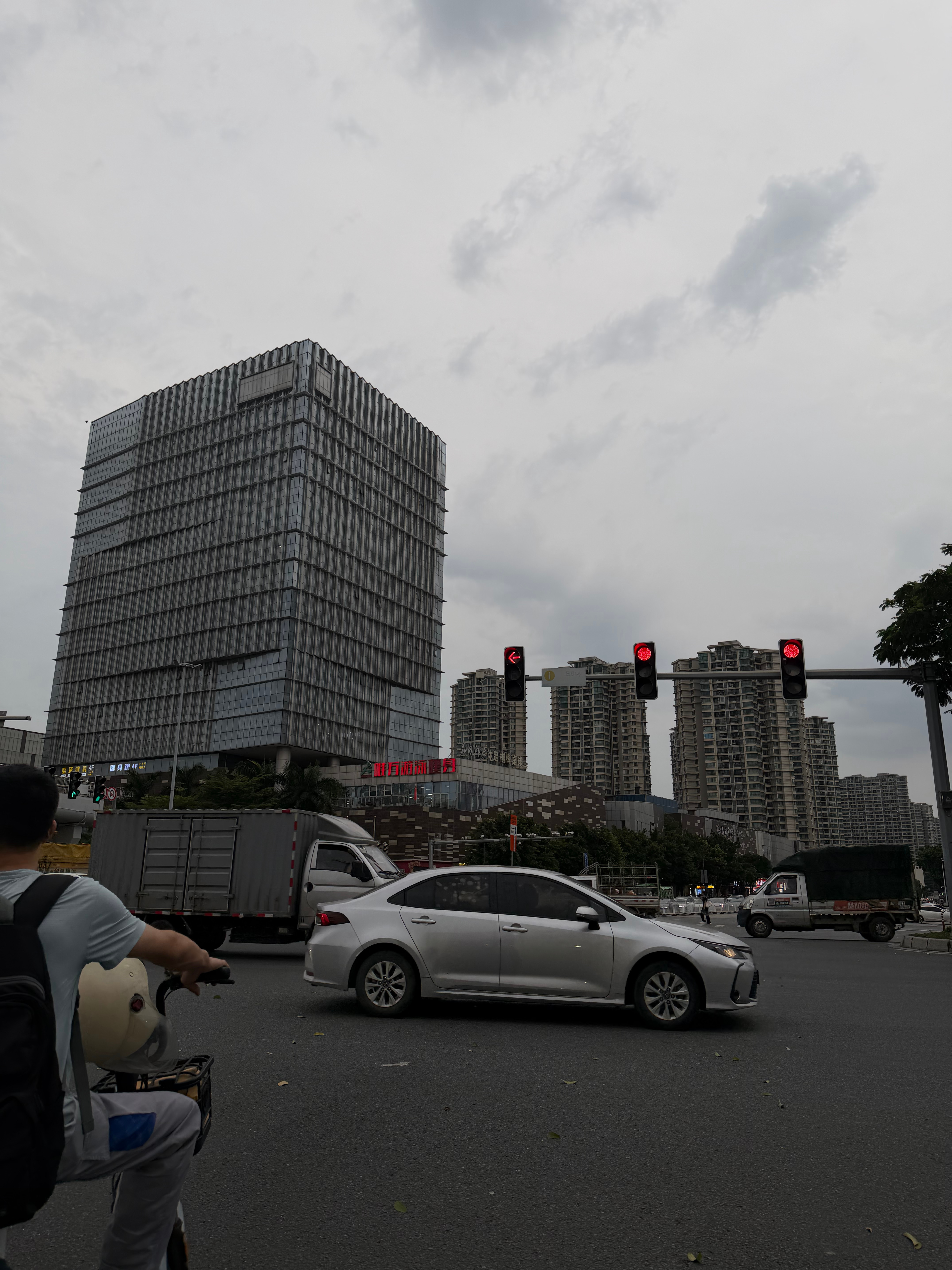 妈呀这台风怎么来的那么快..我三点上班的时候还阳光明媚现在就疯狂打雷刮风了本人现