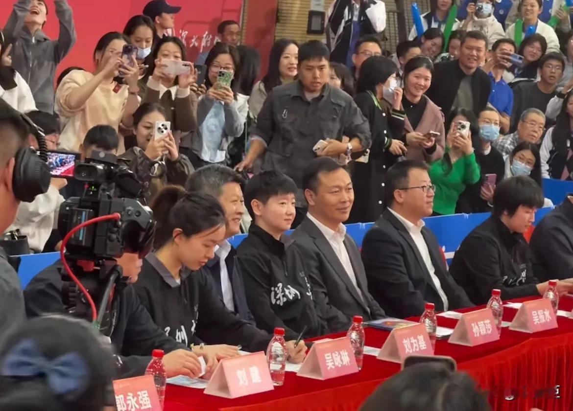 一眼就能锁定我莎
跟领导在一起真的好显眼
坐在那里反而像是听别人给她汇报工作[大
