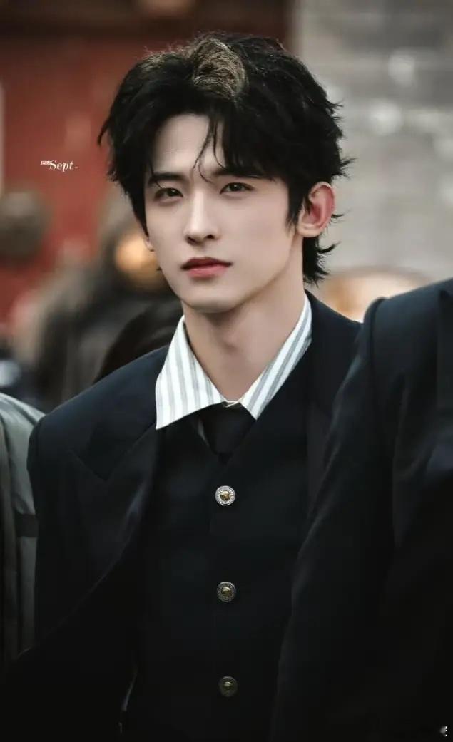 常华森官宣范思哲品牌大使！常华森受邀参加北京国际电影节范思哲影人晚宴，在晚宴上正