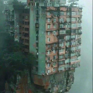 这真的是重庆吗？看着这房子，我的腿都软了 