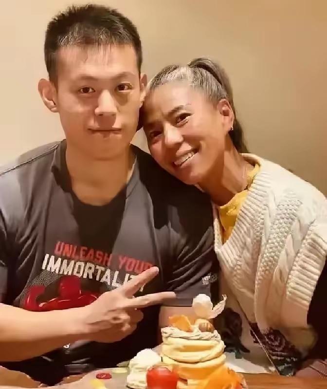 很多人都看不懂这一段相差十八岁的感情。
没有结婚证，没有孩子作为纽带，走过整整九
