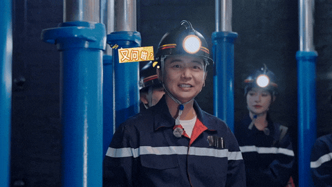 孙艺洲拉着何广智喊徐志胜 从“拉人”到“喊错名”，孙艺洲一套组合拳下来，广智直接