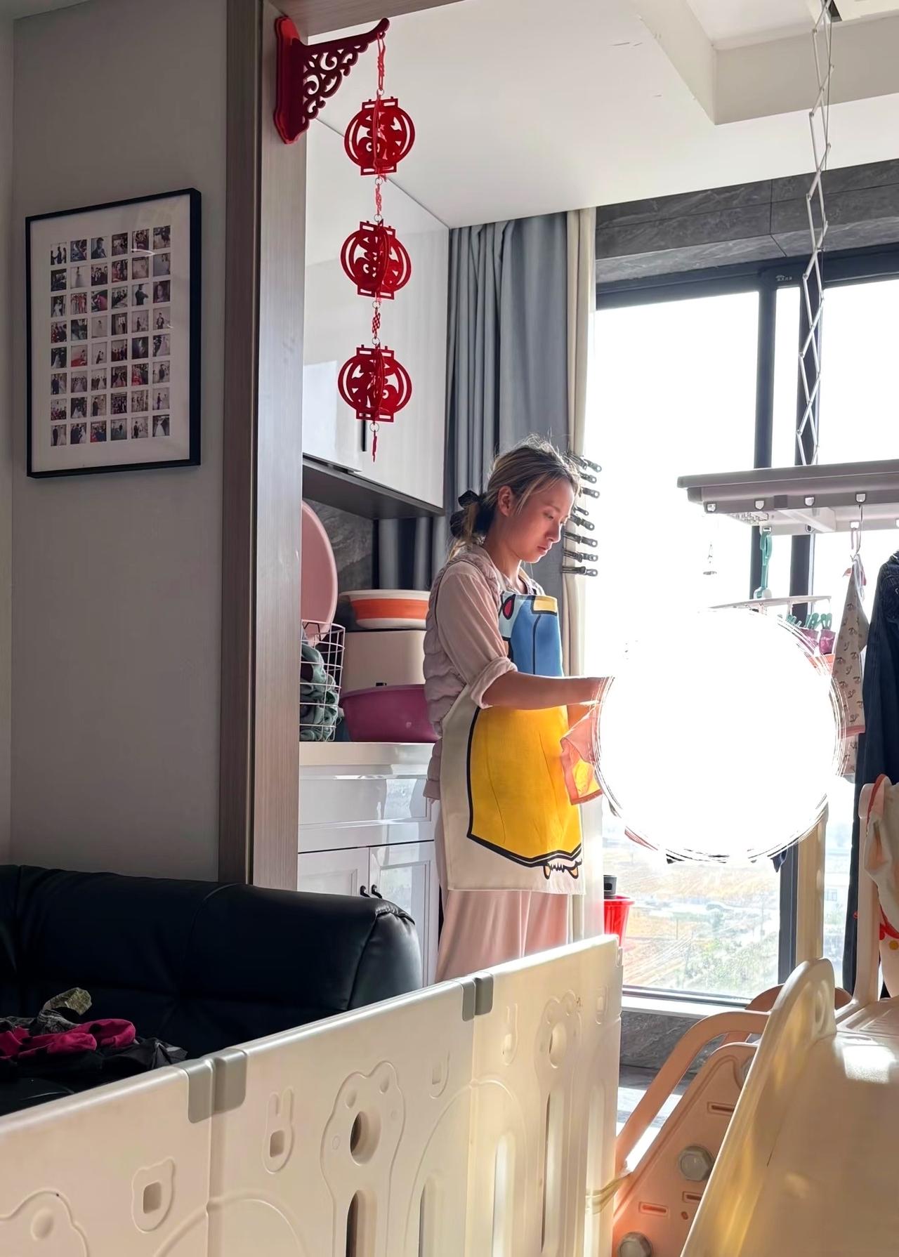 真有意思！今儿去移动营业厅办套餐，排队时看见个小伙子，非要注销他用了十年的手机号