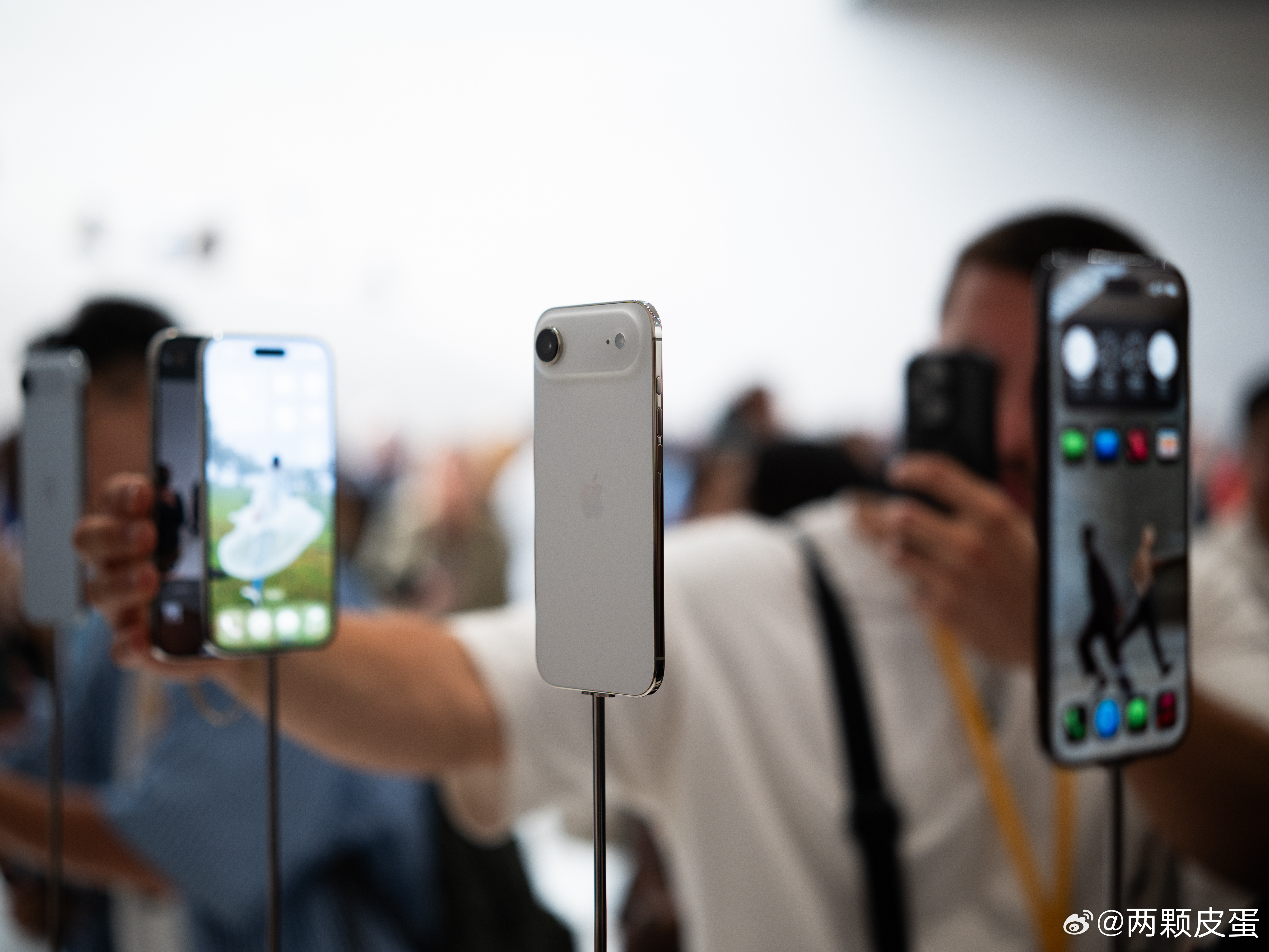 还有九张现场图，颜色应该跟我眼睛看到的比较吻合了，送给大家~苹果发布会苹果发布会