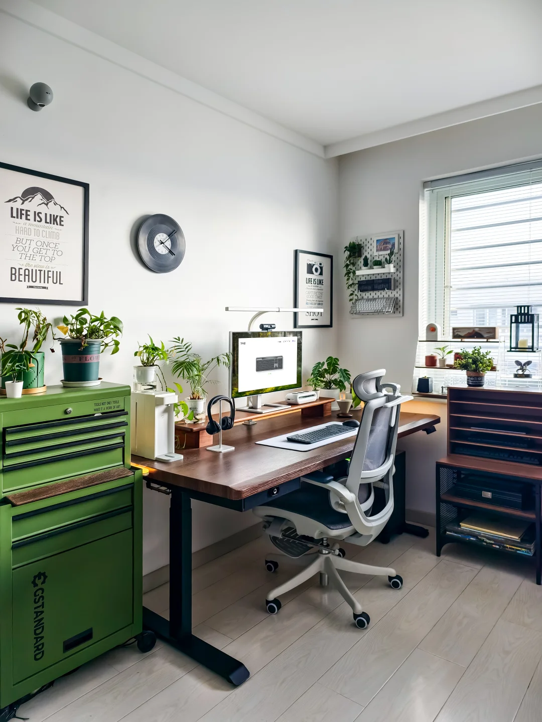 在极简与生机间，打造高效舒适的创作角落