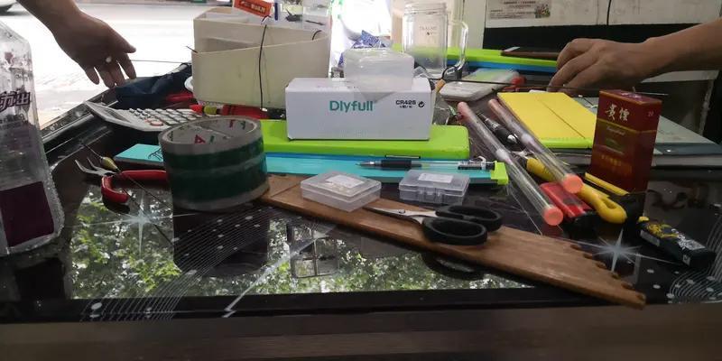 现在的维修骗局真是防不胜防啊！浙江温州的大学生小王就中招了。她不小心把水洒在同学