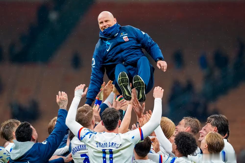 挪威现任主帅索尔巴肯，作为球员也参加了1998年世界杯。对摩洛哥替补登场踢了20