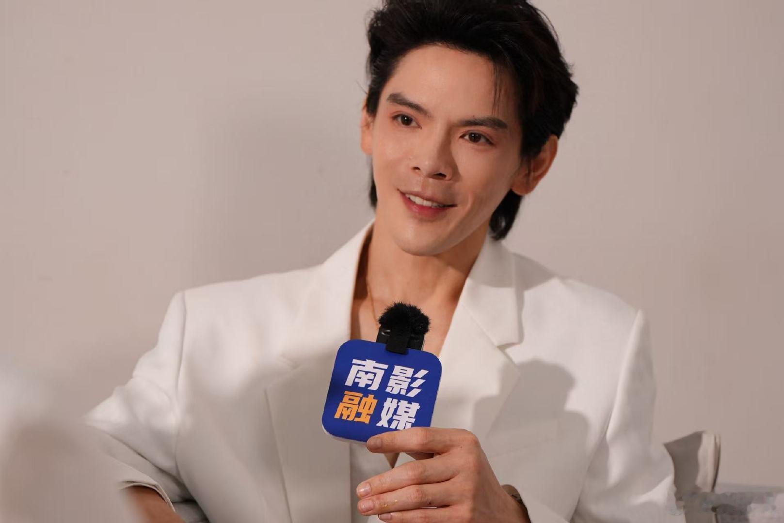 向佐时隔七年再获最佳演员奖 向佐获最佳短剧演员 荣耀加身！向佐斩获最佳短剧演员荣
