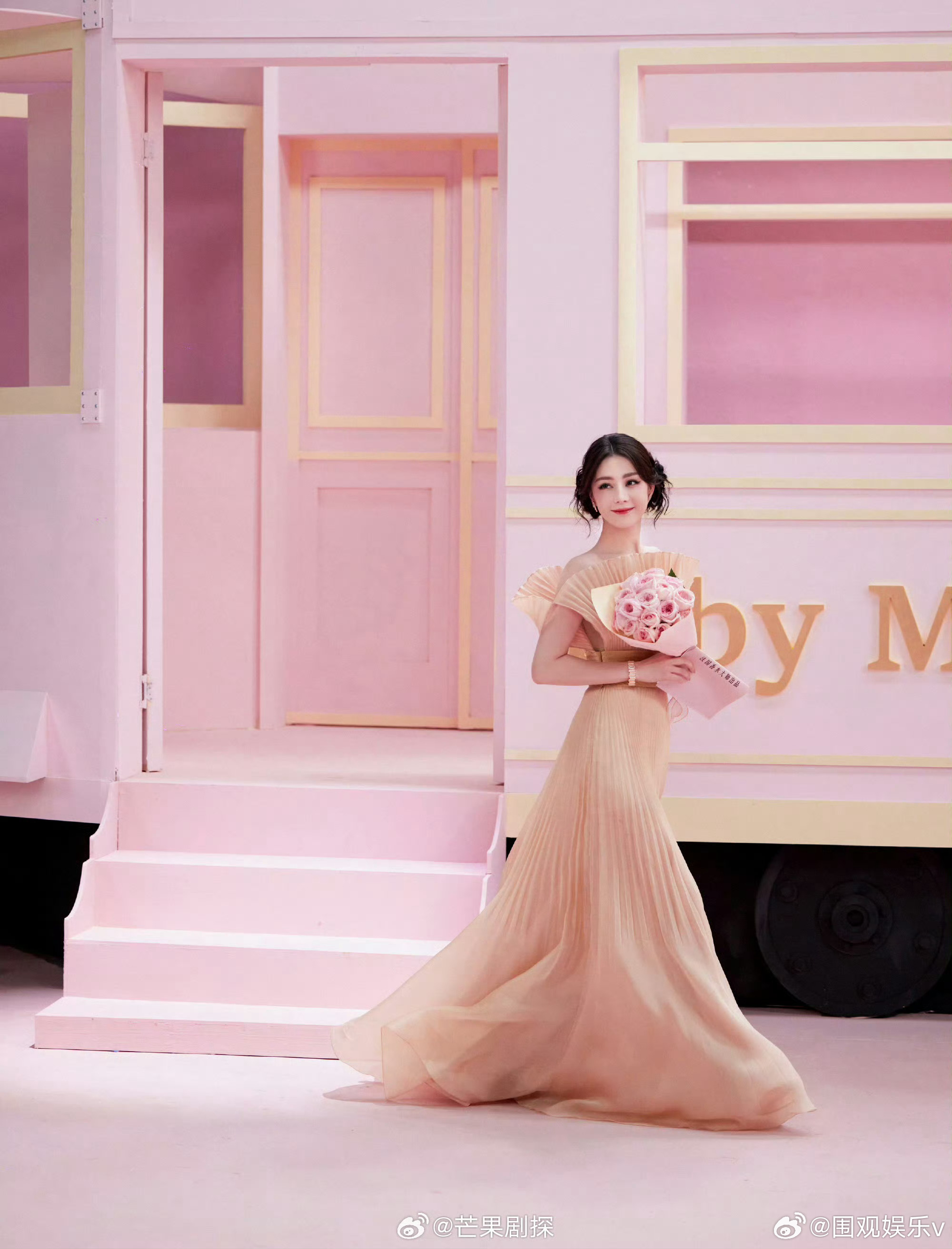 迪丽热巴在线制作春日手帐迪丽热巴在花瓣雨中坠入梦境 迪丽热巴在线制作春日手账 