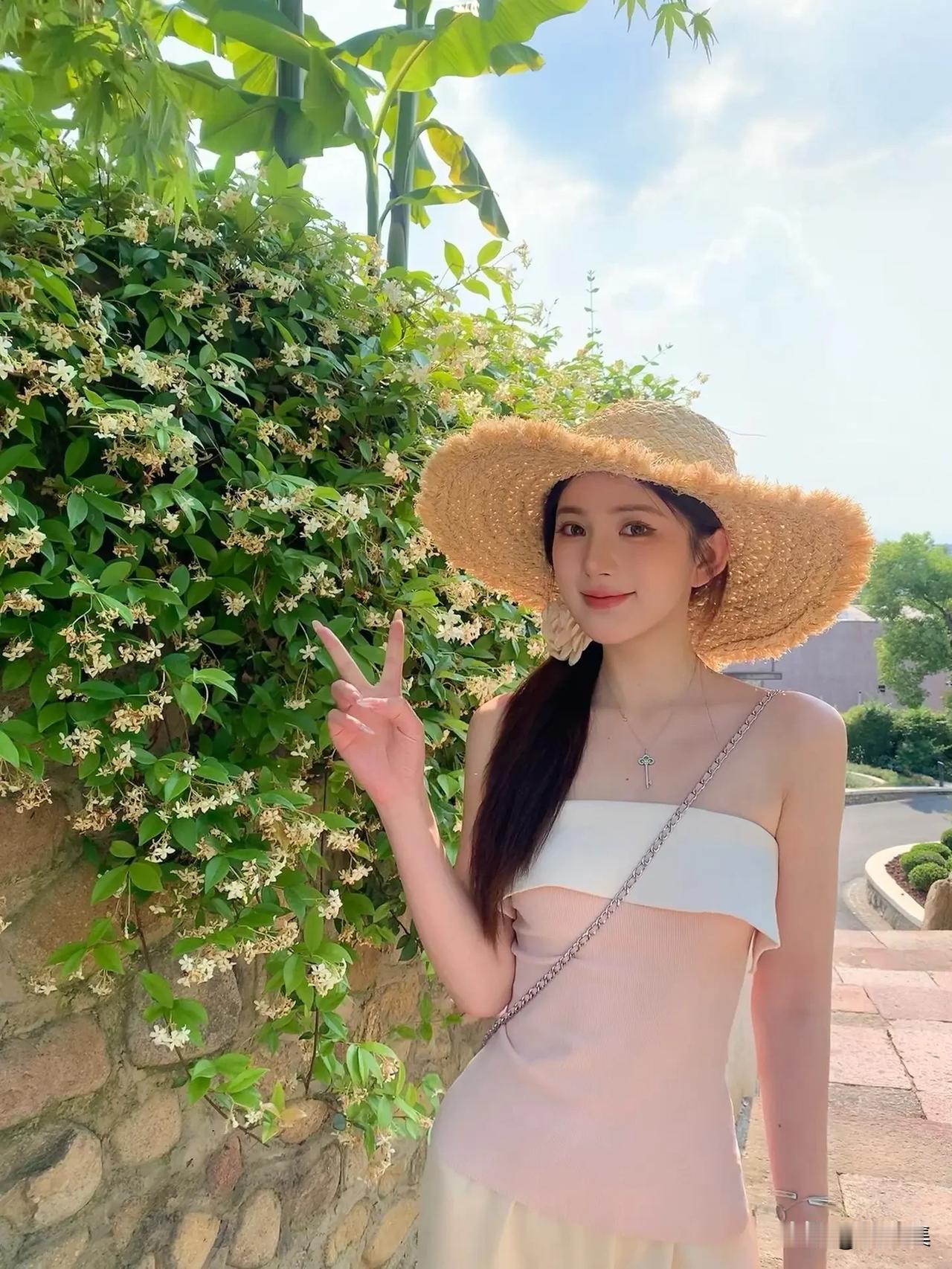夏日清新穿搭，草帽+白色吊带裙，轻松自在！🌞💗