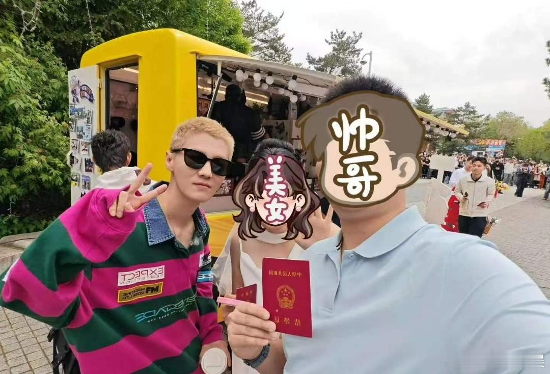 网友领结婚照和鹿晗合照路人领证和鹿晗合照路人领结婚证和鹿晗合照了，不错 
