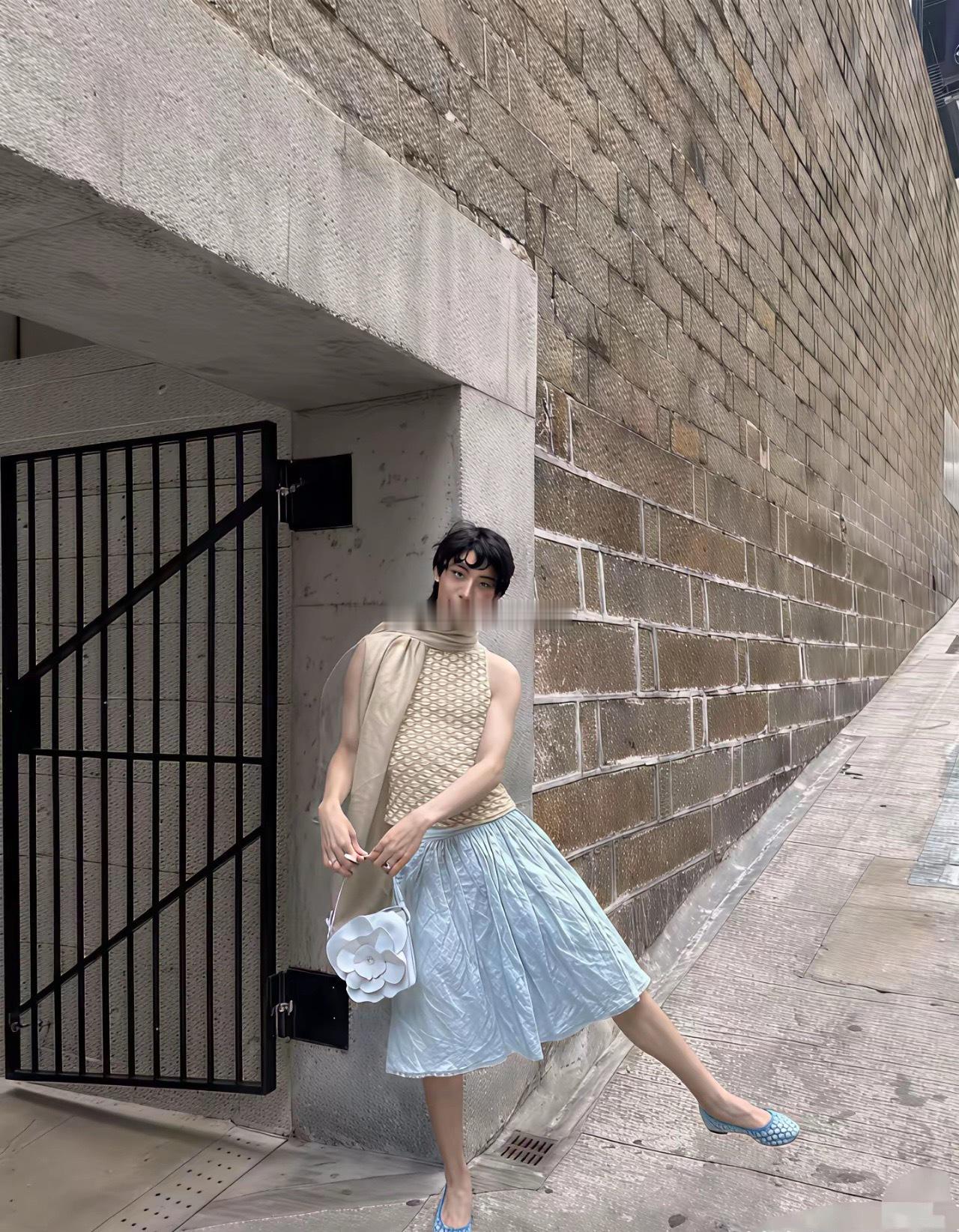 有人说这是伊能静和前夫庾澄庆的儿子。感觉这孩子不男不女，不伦不类的穿着打扮像是不