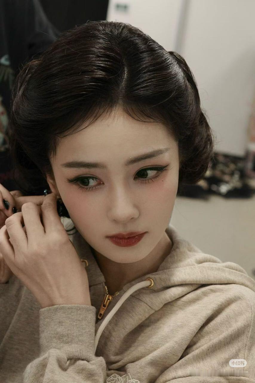 星光大赏内场，再次被白鹿硬控了！优雅大气，小花的年纪，大花的气质，好沉稳！星光大