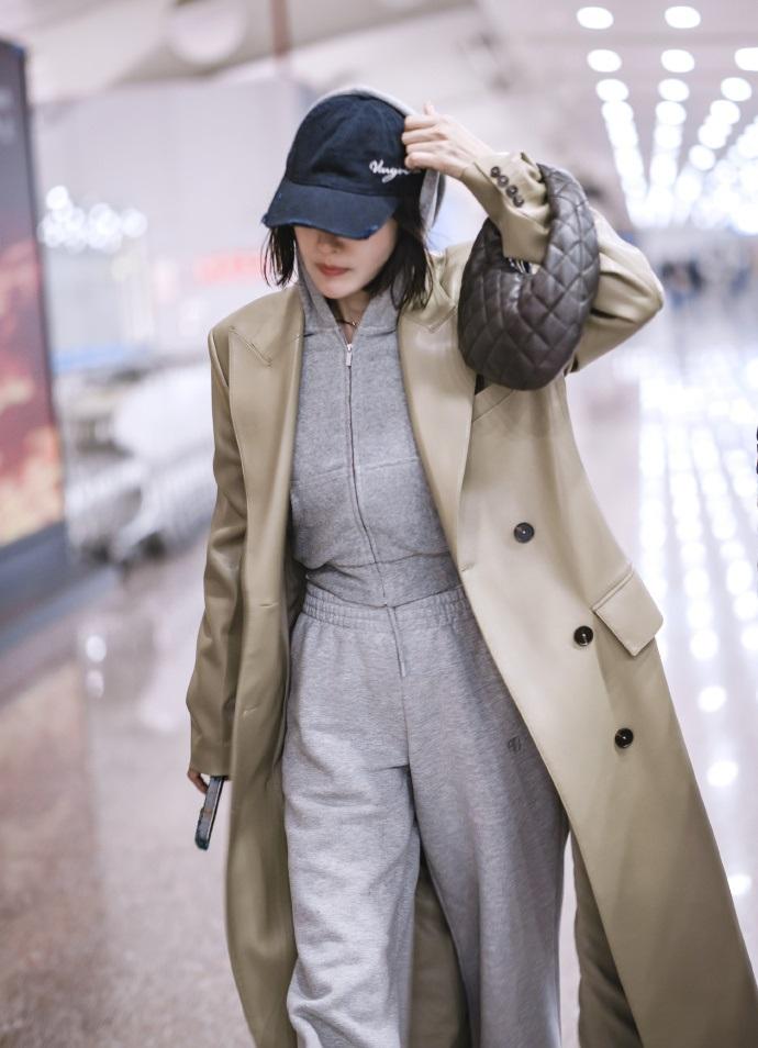 最近秦岚亮相机场，她这回搭配的很有运动时尚范儿，整个人显得非常年轻。

她里面穿