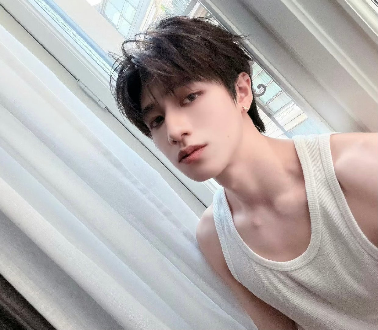 朱志鑫白背心自拍朱志鑫白背心锁骨杀 白背心自拍照杀伤力十足 朱志鑫