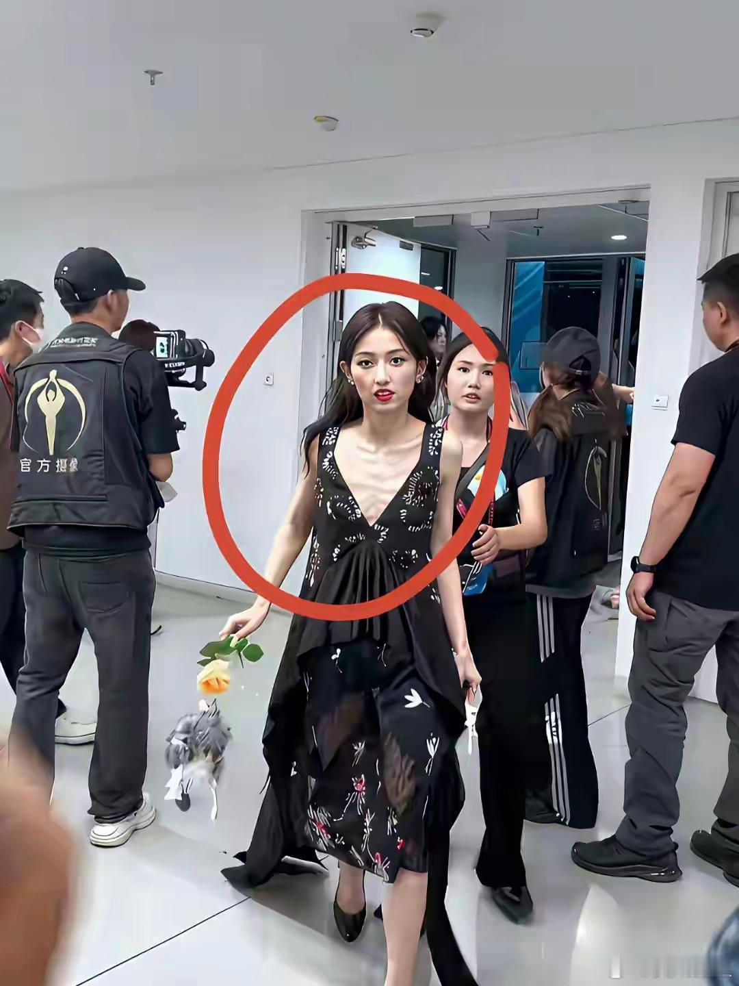 张子枫怎么瘦成这样都瘦脱相了 