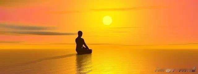 夕阳如火照金轮，心随莲花入禅境。