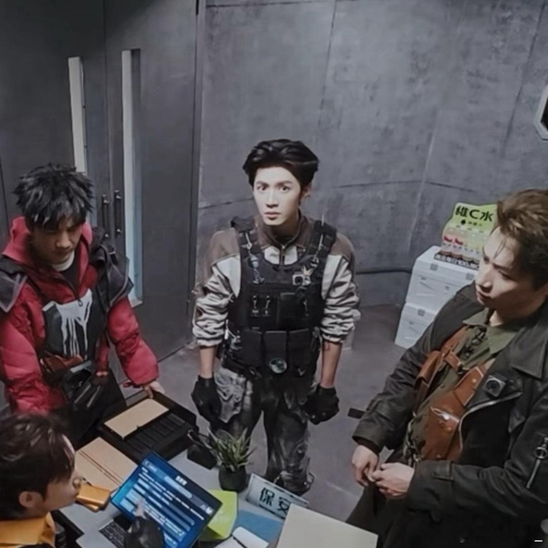 陈哲远录一次记一辈子大侦探陈哲远综艺反差感拉满，醋晨片段自带笑点，小狐狸挂件超贴