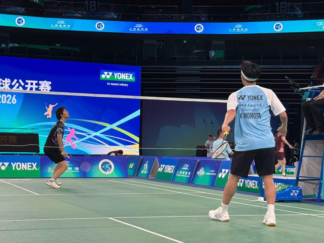 2026尤尼克斯上海羽毛球公开赛于7月18日上午9时正式挥拍。首日一号场地星光熠