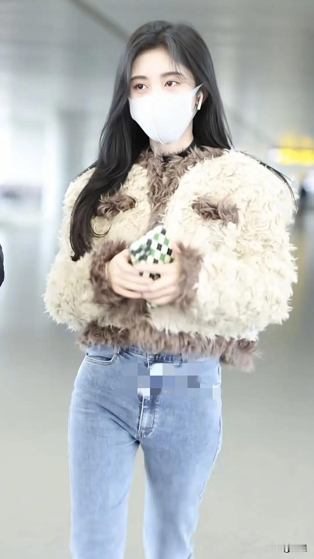 鞠婧祎毛绒短外套搭浅色牛仔裤，长发垂落