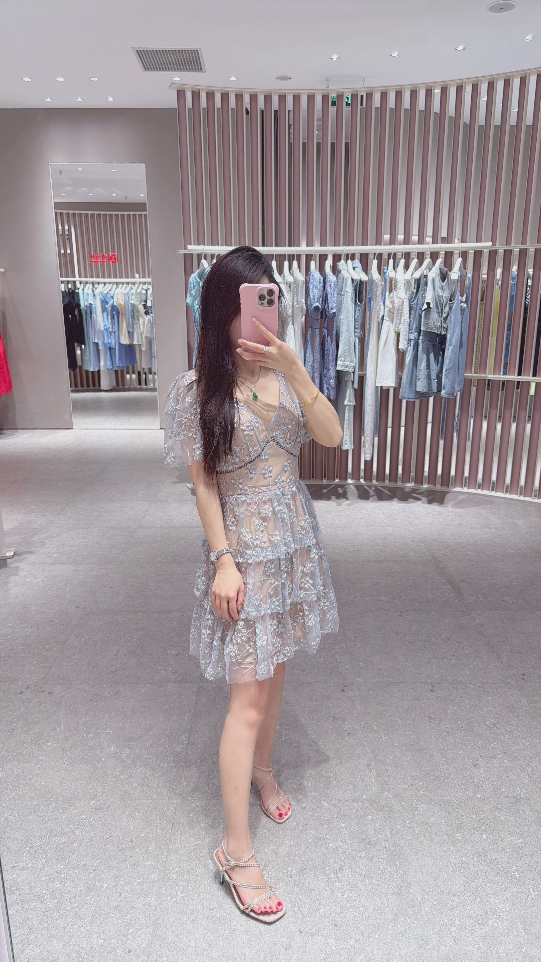 努力挣钱吧 争取今年夏天买一条碎花裙 感受一下polo衫的深情”