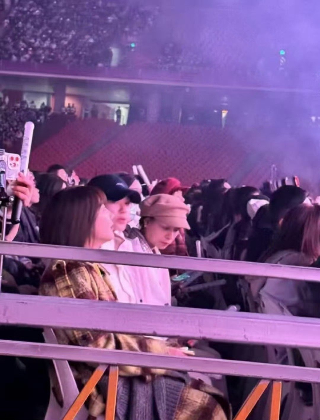 赵露思去看凤凰传奇演唱会了 赵露思下班去看凤凰传奇演唱会谁能不爱凤凰传奇啊[哇]