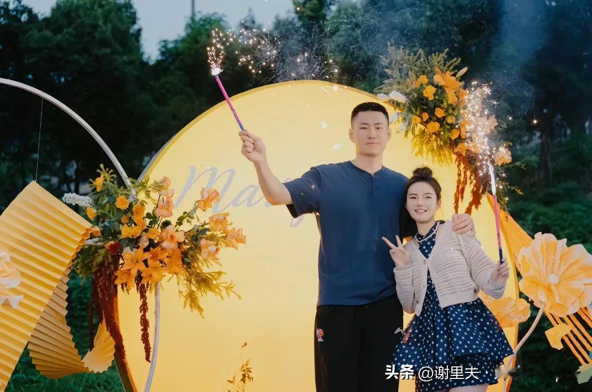 辽宁男篮球员吴昌泽更新动态晒出求婚照，郭艾伦:一觉醒来又要参加一场婚礼，2024