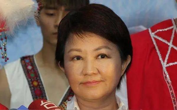 中国有句古话说某些女人，头发长见识短，卢秀燕近日访美再次证明了这一点。关键时刻拜