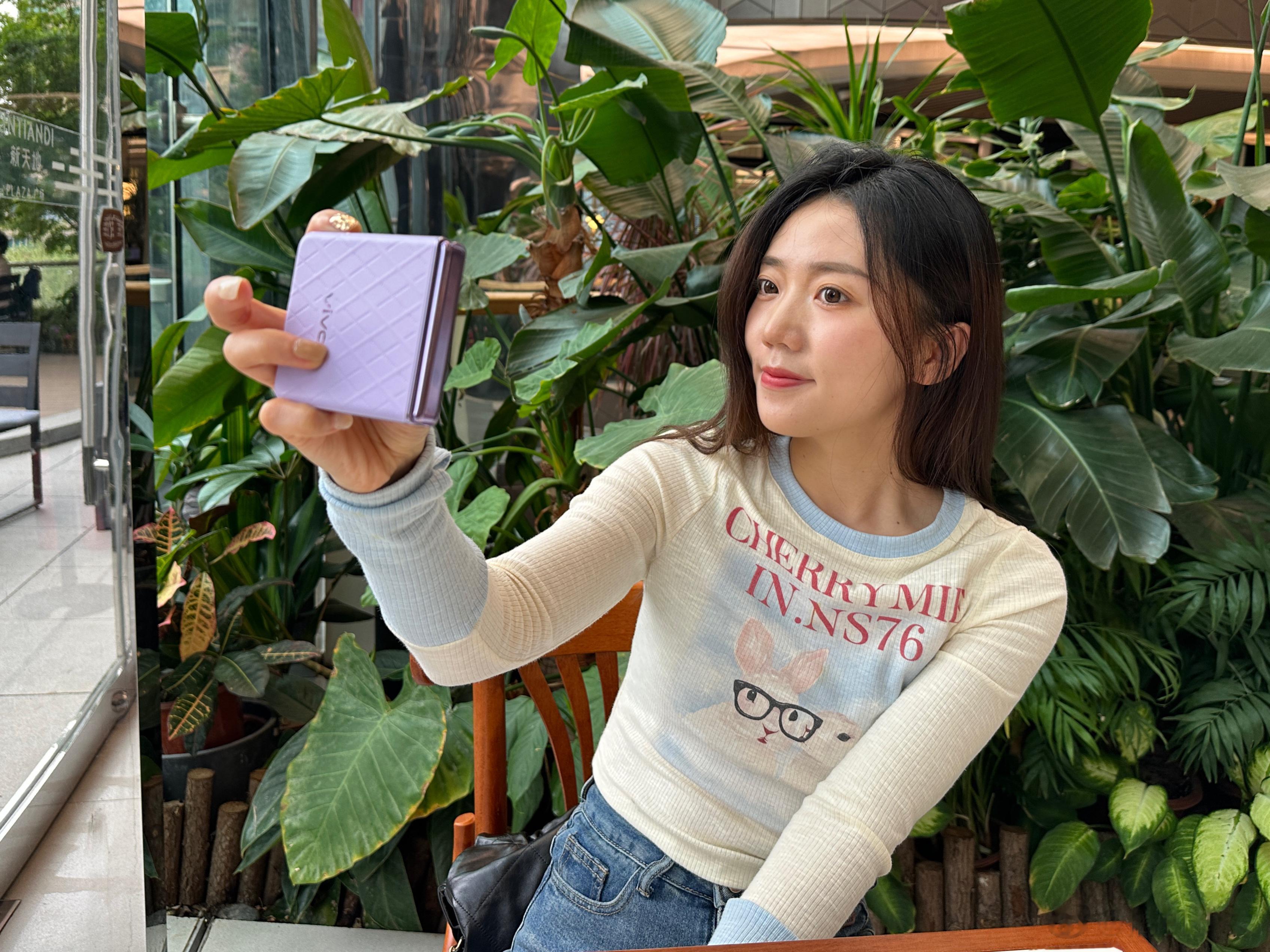 再来一组，上面是iPhone14 Pro拍的，下面是vivo X Flip 拍的