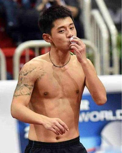 张继科纹雄鹰，袁姗姗纹梵文，谭维维纹花臂，都输给他九龙一凤！
很感谢大家在百忙之