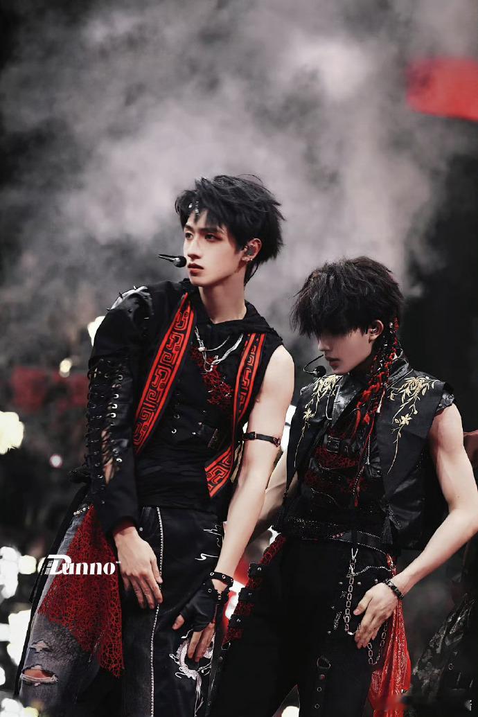 网友青岛偶遇朱志鑫苏新皓  朱苏  大过年刷到朱志鑫苏新皓青岛同框，这是什么梦幻