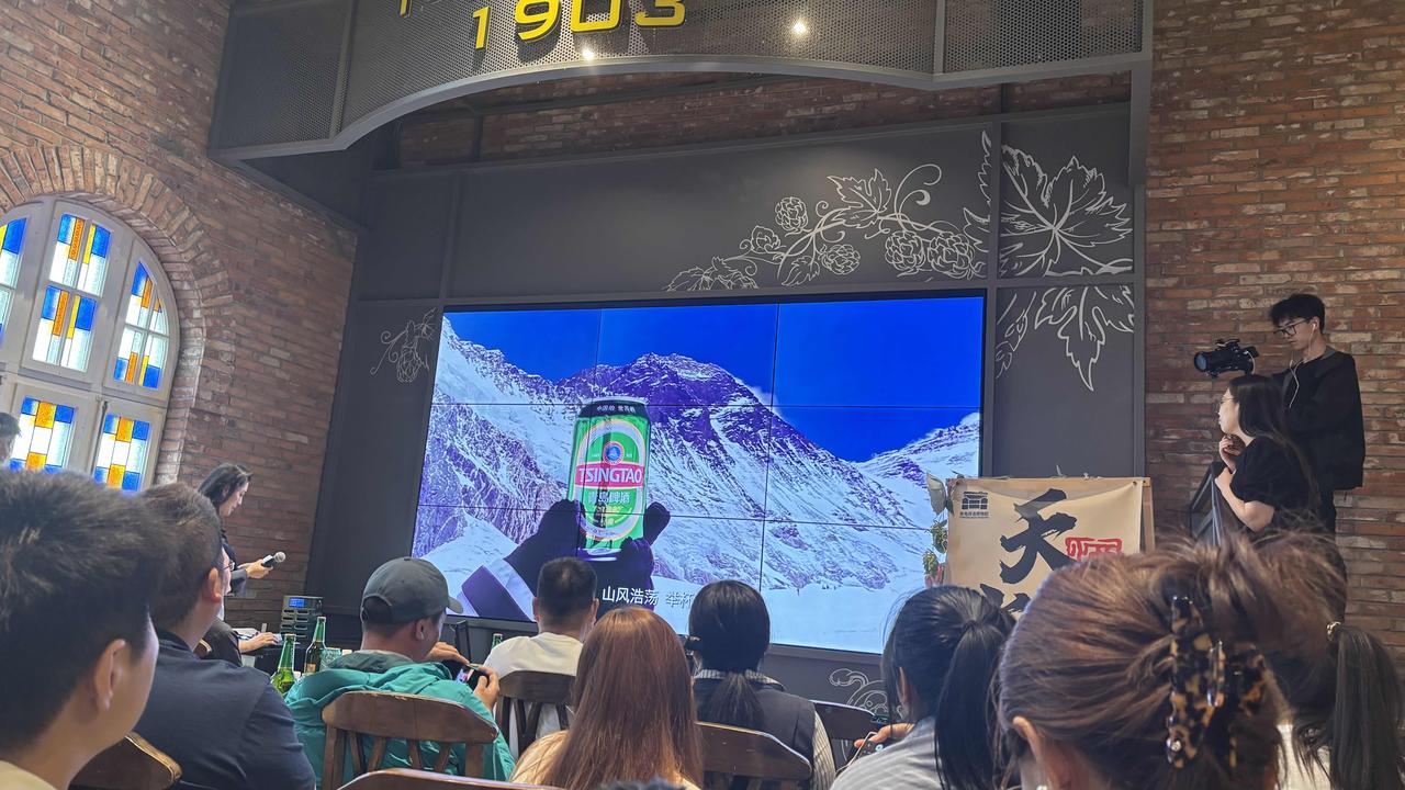 珠峰带酒圆梦！90后小伙回到青岛和大家见面

6月6日上午十点半，登顶珠峰的席作