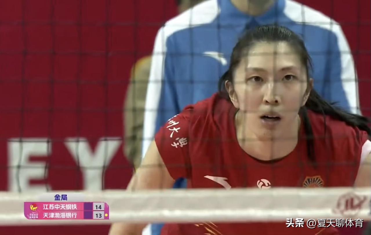 江苏女排靠球星吴梦洁，金局险胜天津女排，再次闯进了决赛！金局15分，吴梦洁个人拿