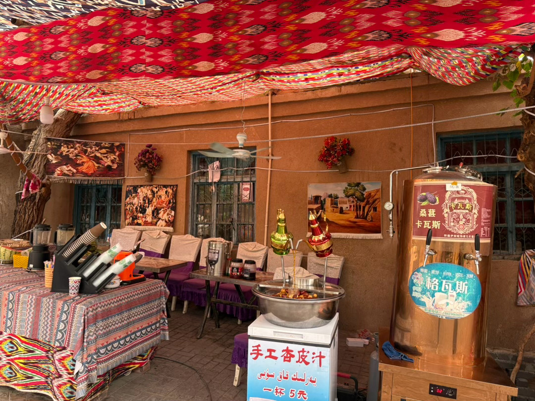 吐鲁番葡萄沟。天气凉快。没有大大大大阳。 