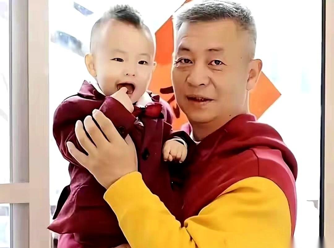 52岁。
前世界冠军，李大双。
终于，当爹了。
抱着怀里那个软乎乎的小家伙，那张