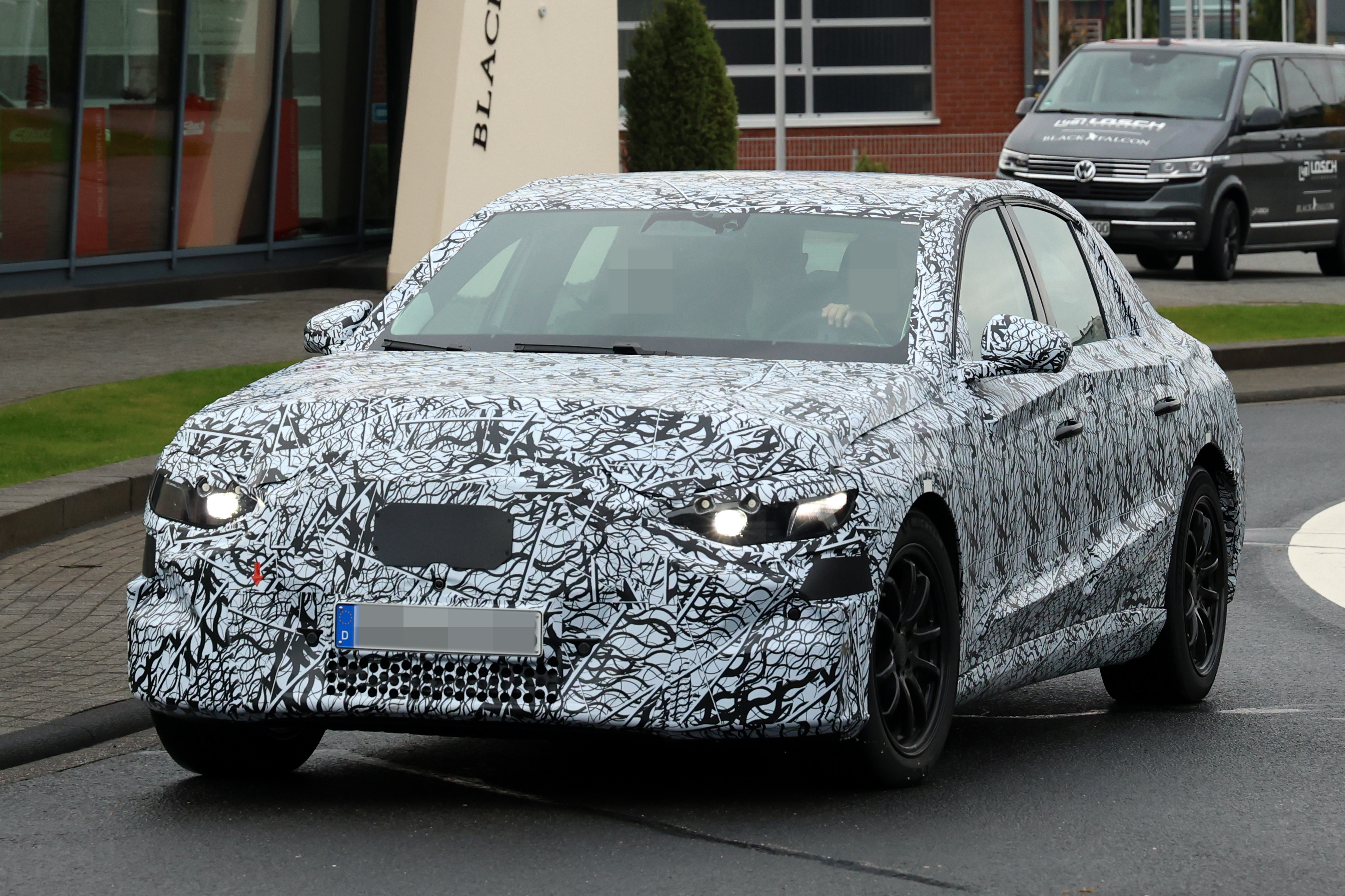 奔驰E级纯电动，2027登场，替代不成功的EQE，恢复了更加传统的形态，也是MB