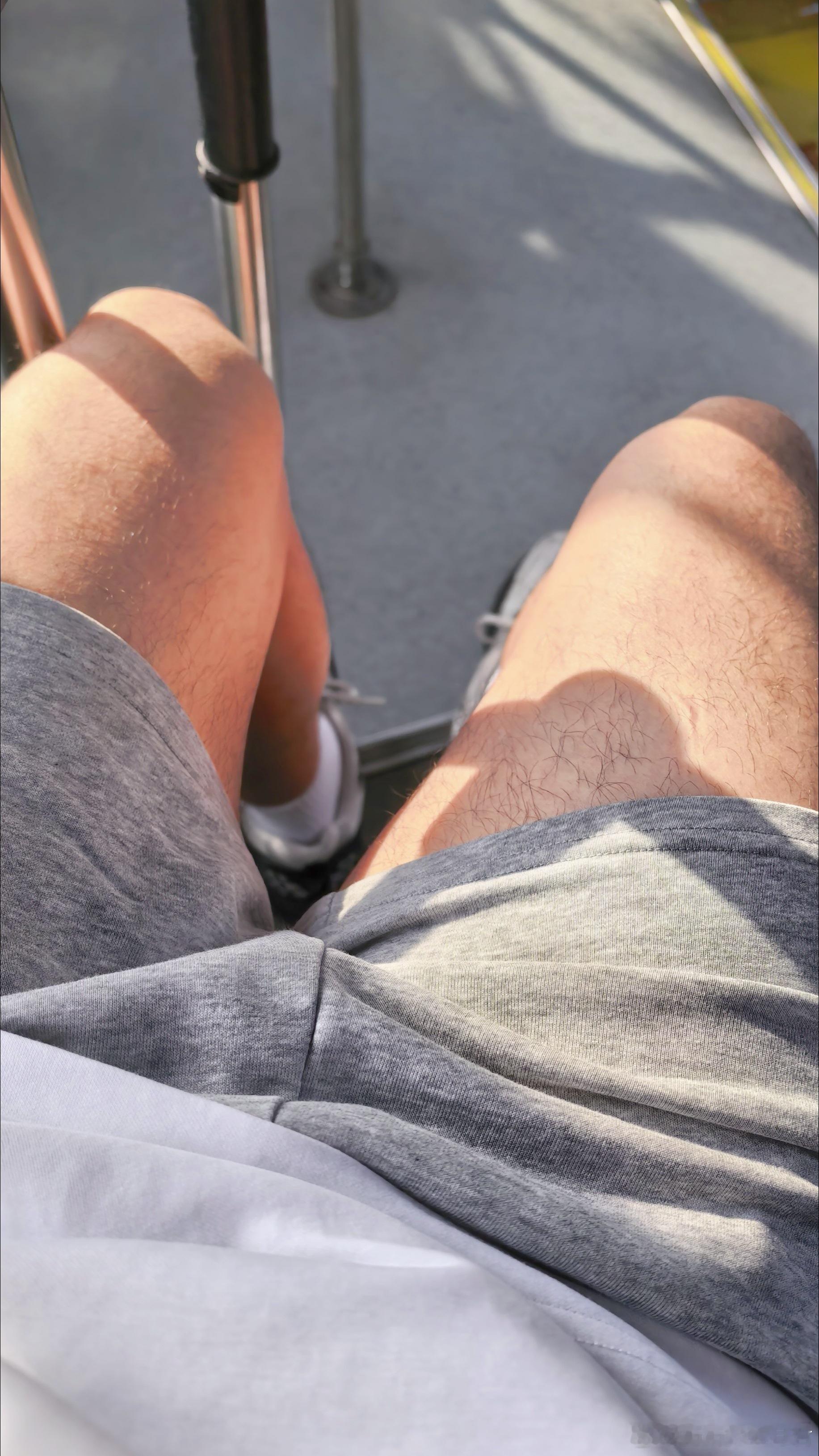 雨一停，太阳一出，天就热起来了，闷热闷热的 🥵 