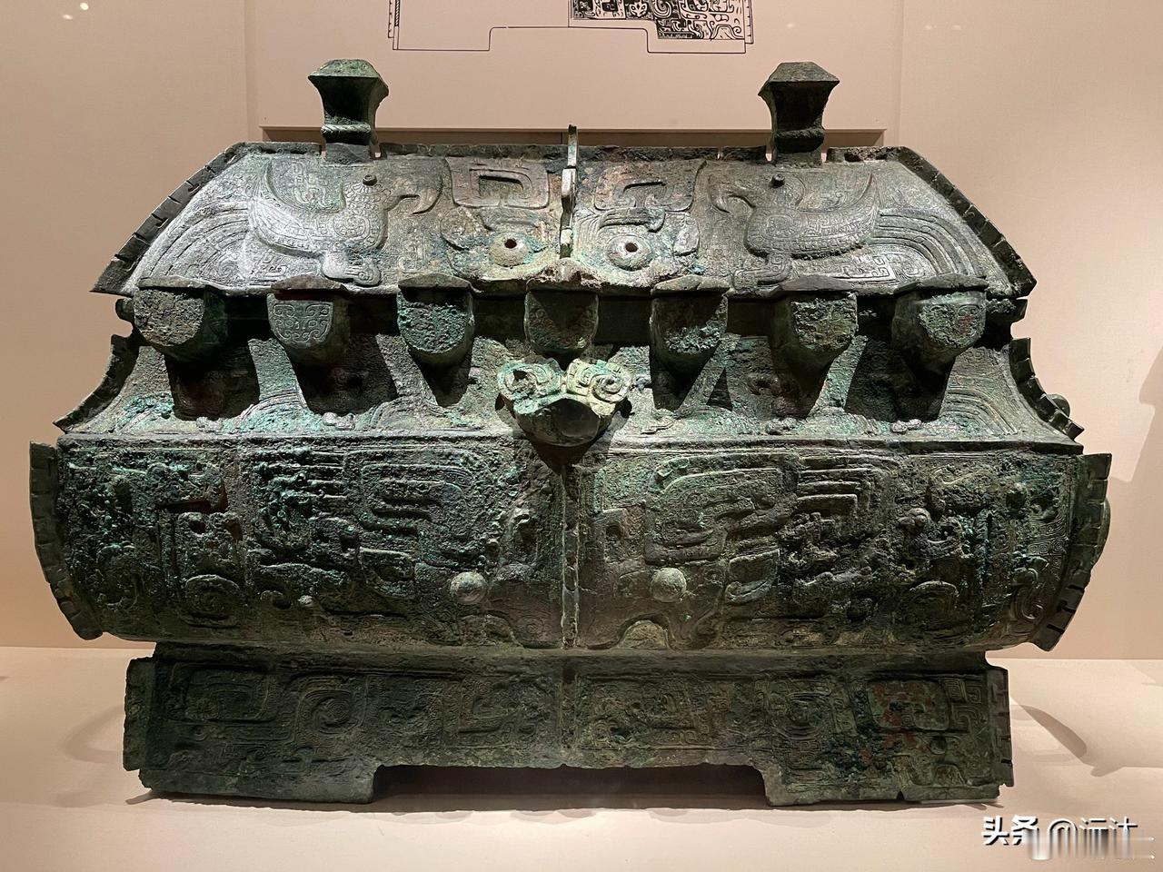 妇好偶方彝回国博了。沅汰博物馆 

盛酒器。

“偶”就是两个，双联的。正常方彝