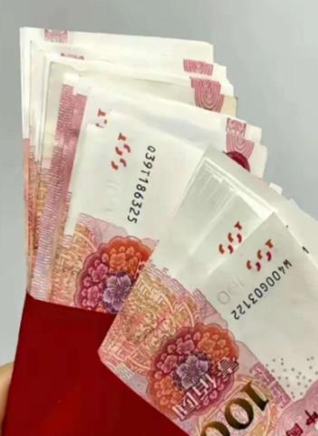 “我没给你送红包吗？”湖南，一女子读高三的女儿，因为晚7点没晚自习，被老师当众骂
