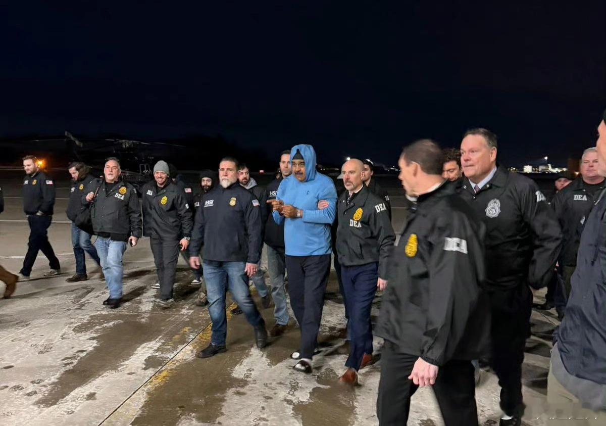 马杜罗被押到美国时的照片。他冲镜头比赞，还祝众人圣诞快乐。 