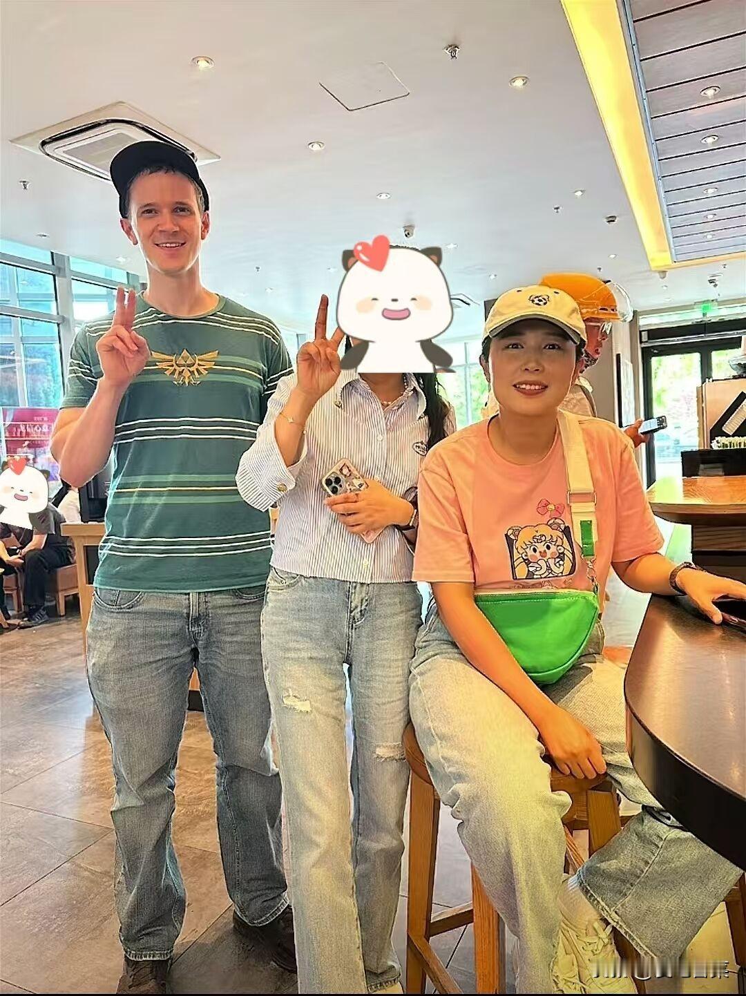 咖啡店遇到小黄和安呈旺！小黄的个子很高啊，这件粉色t恤也好看，网友透露，小黄本人