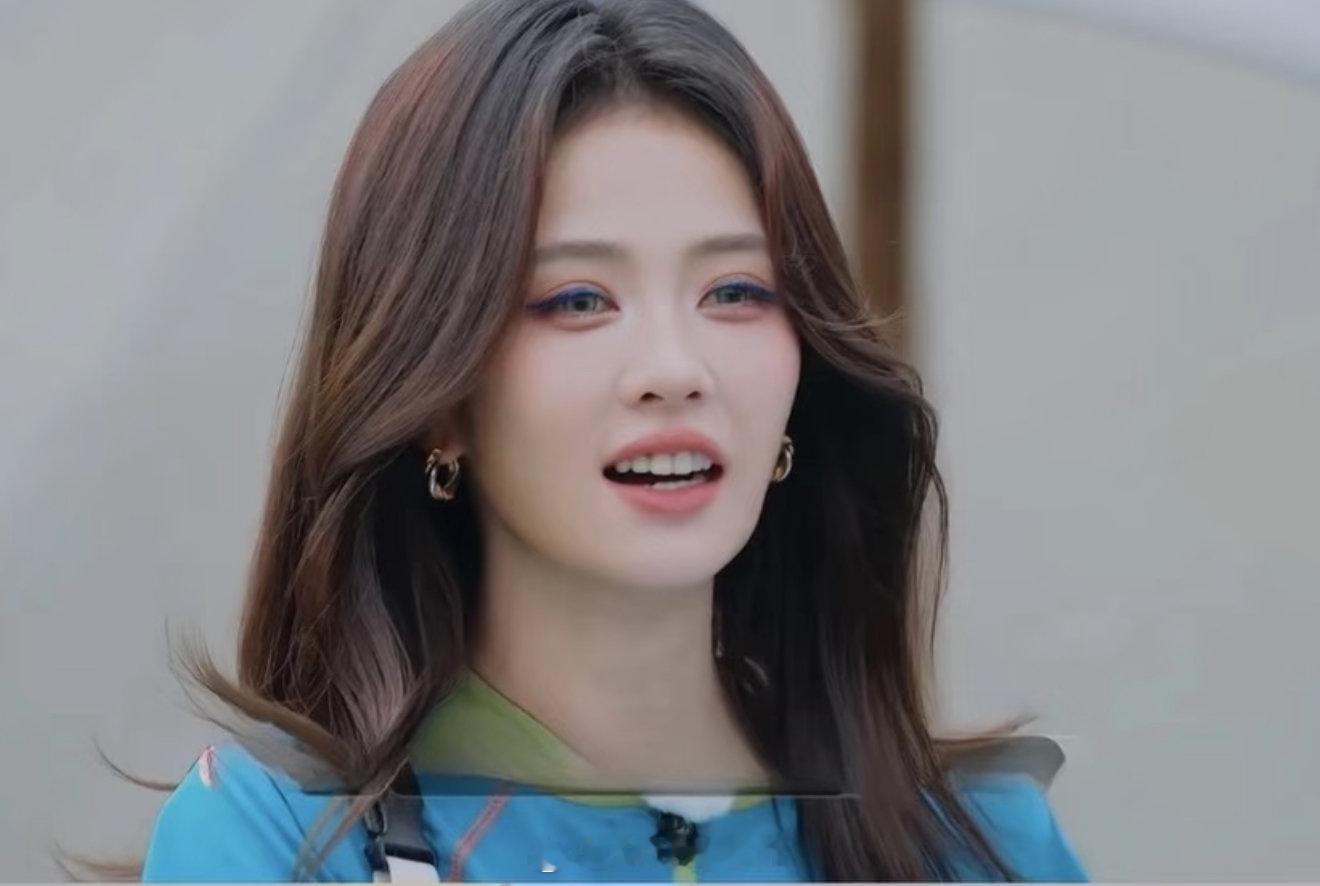 白鹿章若楠妆容要说妆容的话我最喜欢白鹿，这几张图里她的妆最好看难怪这次妆比之前都