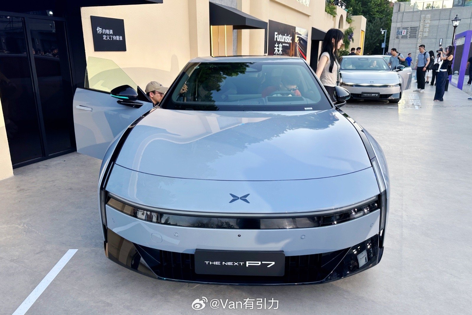 特地开了一个半小时50多公里过来凑个热闹，全新P7确实帅，现场氛围也确实贼洋气！