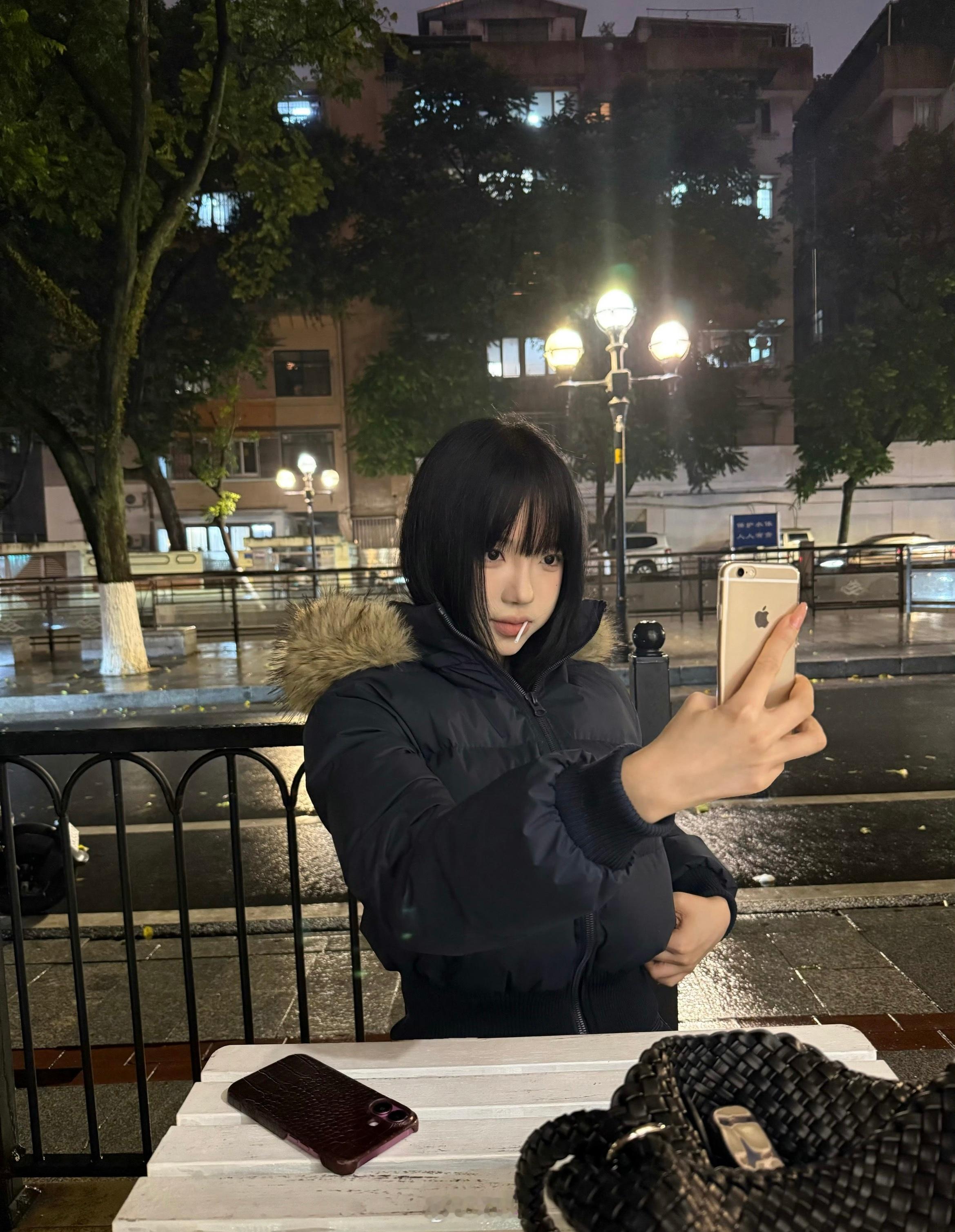 难得刷到一个好看的小姐姐还在用home键iPhone！ 