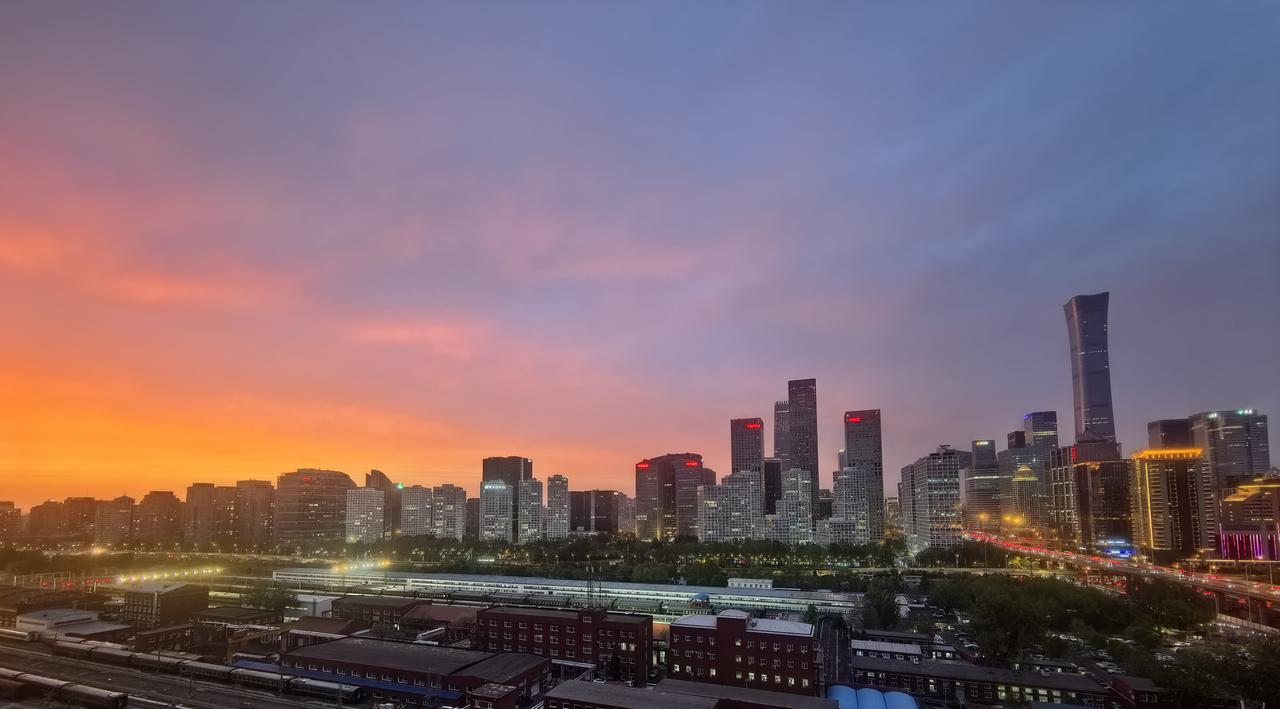 连续经历了数天的污染天气，今天的北京在经过数小时的沙尘袭击后，终于在一场小雨后恢