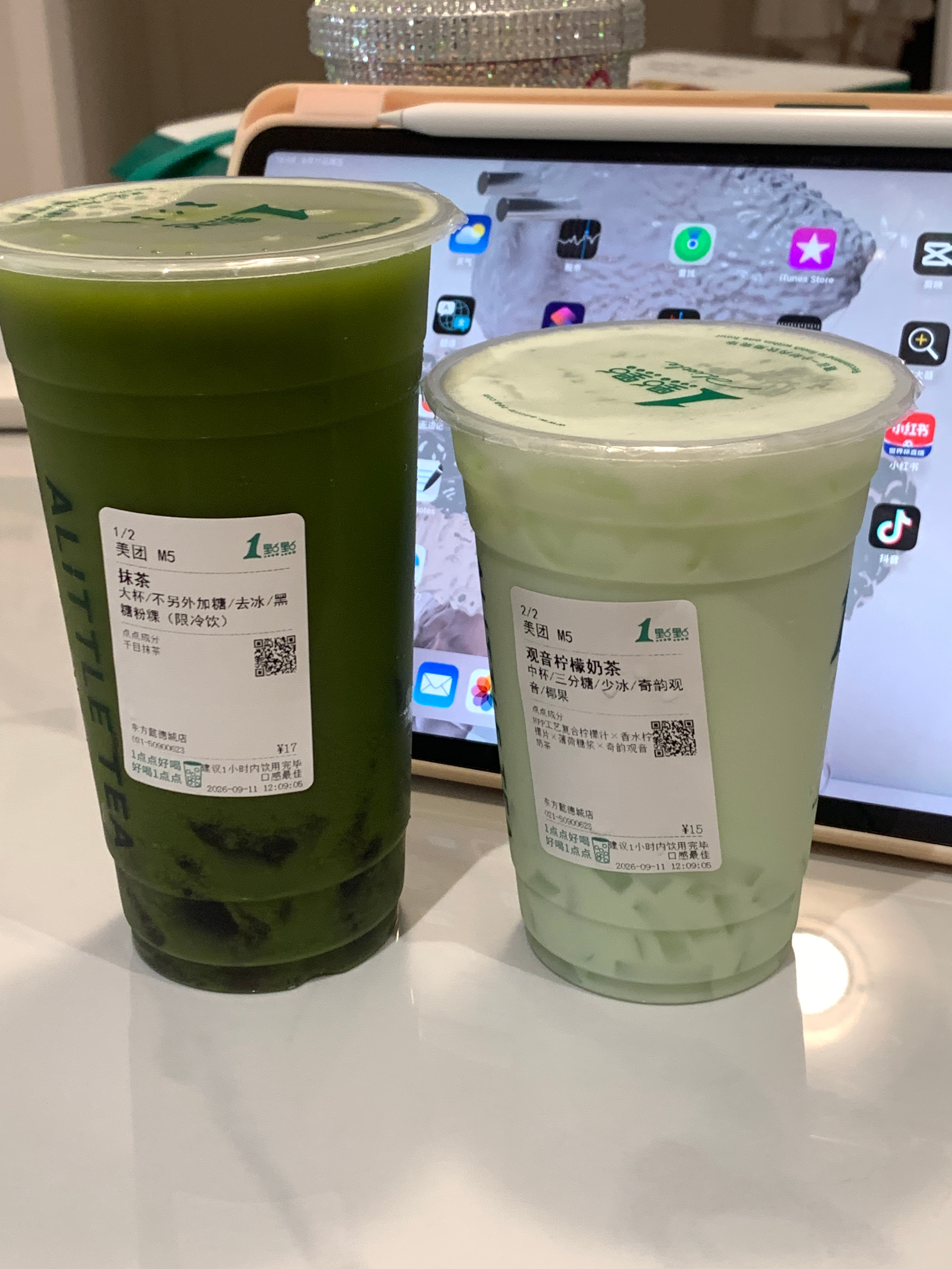 左边这杯抹茶我自己加了鲜奶和蜂蜜下午喝右边这杯我也加了鲜奶因为太甜了 现在喝反正